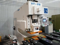 Machine de poinçonnage de trous à gorge profonde pneumatique Équipement de perforation de tôle avec moteur à roulement et composants de pompe