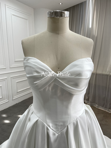 Abito <span class=keywords><strong>da</strong></span> <span class=keywords><strong>Sposa</strong></span> Senza Spalline in Raso <span class=keywords><strong>con</strong></span> Scollatura a Cuore, Gonna a Palloncino Plissettata e <span class=keywords><strong>Velo</strong></span> in Tulle <span class=keywords><strong>con</strong></span> Fiori 3D, Elegante Abito Nuziale - Product Image 3