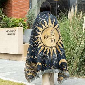 Manta Decorativa Multiusos Ecológica de 130x160cm con Diseño de Sol y Luna, Tejida a Mano, 100% Poliéster - Product Image 1