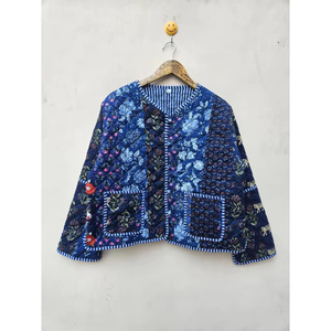 Veste courte en coton artisanale indienne, matelassée, patchwork indigo, confortable, style bohème chic, avec décoration rayée et motifs imprimés - Product Image 1