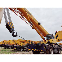 Grue tout-terrain de marque réputée XCR90 de 90 tonnes avec une hauteur de levage maximale de 63,1 m pour l'exploitation minière, la construction routière et la construction de ponts