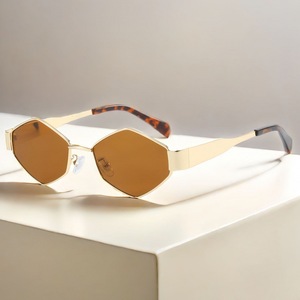 Women's Diamond Shaped <b>Sunglasses</b> Metal <b>Frame</b> Gold Color UV400 Protection Lightweight Korean Style <b>Small</b> <b>Frame</b> For Photos - Product Image 1