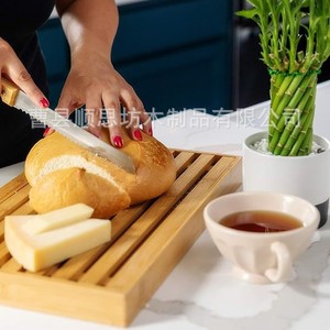 Planche à découper en bambou naturel avec couteau et plateau à miettes pour usage domestique - Product Image 2