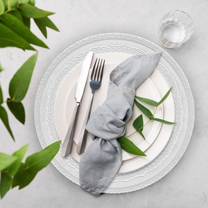 Assiettes de présentation blanches personnalisées, élégantes, à dentelle en relief, rondes, réutilisables, pour assiettes de dîner, en gros - Product Image 3