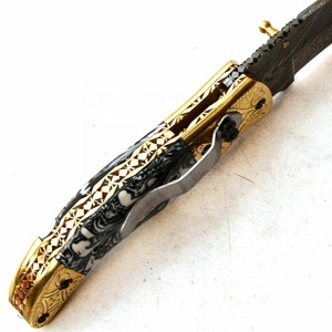 มีดพับเหล็กดามัสกัสแบบกำหนดเองด้ามจับเรซินชื่อและโลโก้ส่วนบุคคลคุณภาพสูงสำหรับการล่าสัตว์การตั้งแคมป์ของขวัญที่เหมาะ - Product Image 3