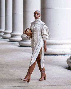 فستان شتوي طويل بأكمام طويلة من الصوف المحبوك بلون واحد مع شق جانبي - Product Image 5