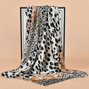 Nuovo Foulard Quadrato in Raso di Poliestere con Stampa Leopardata, Sciarpa da Donna 90cm, Traspirante e ad Asciugatura Rapida, Stile Europeo e Americano, Hijab alla Moda - Product Image 4