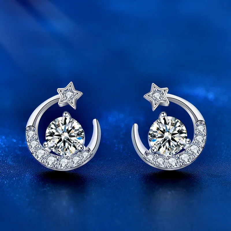 Vente en gros de boucles d'oreilles en argent sterling 925 avec pendentif lune en moissanite 0.5CT pour cadeau de petite amie