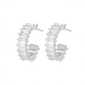 Boucles d'oreilles créoles géométriques Hemasa Fashions en acier inoxydable plaqué or 18 carats avec cristaux de strass taille émeraude micro-incrustés pour femme - Product Image 6