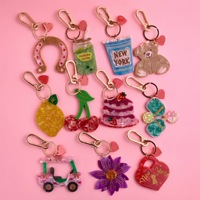Groothandel Cartoon Acryl Sleutelhanger Bedel Fruit Bloem Golfkar Design Tas Charm Mode Metalen Karabijnhaak Sleutelring