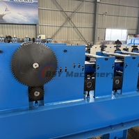 Machine de fabrication de gouttières carrées en aluminium avec dérouleur hydraulique motorisé et système de profilage mobile à commande PLC