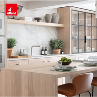 Armoires de cuisine Alland sur mesure en chêne rainuré horizontal, avec vitrine en bois, métal et verre, et plan de travail en marbre ou quartz