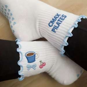 CMAX Muestra Gratis Bordado Personalizado MOQ Bajo Calcetines de Pilates Premium para Mujer Calcetines Antideslizantes de Algodón para Yoga y Deporte con Agarre - Product Image 1
