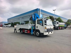 Grúa telescópica hidráulica Sinotruk HOWO de 8, 10 y 12 toneladas montada en camión con caja de carga para construcción, la más vendida - Product Image 1