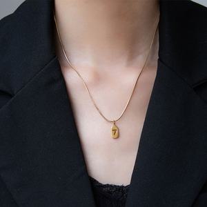 Collares con Dijes Modernos 2026, Joyería Minimalista, Acero Inoxidable 316L, Chapado en Oro PVD de 18k, Collar con el Número Siete para Mujer - Product Image 4