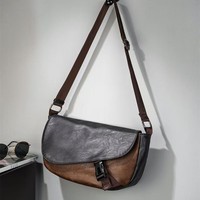 Sac à bandoulière en cuir PU patchwork bicolore tendance pour homme, style streetwear, avec boucle à dégagement rapide, sac messager