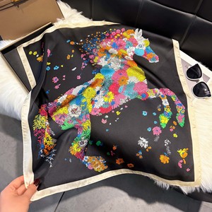 Écharpe en satin tendance pour femmes, noire avec imprimé coloré, motif floral licorne, respirante et polyvalente, printemps été - Product Image 2
