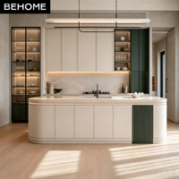 Meubles de cuisine modulaires modernes sur mesure avec îlot incurvé, vitrine en verre et éclairage LED pour projets de villas, hôtels et appartements
