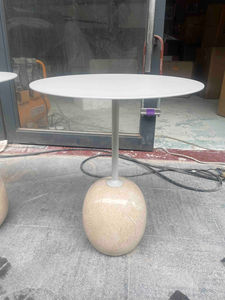 Table basse en marbre au design moderne avec pieds en fer revêtus de poudre dorée, table d'appoint tendance, table à manger avec plateau en marbre - Product Image 5