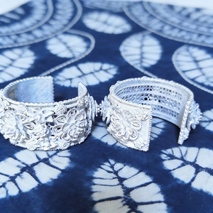 Bracelet manchette large en filigrane d'argent Miao fait main - Bracelet ethnique gravé à motifs floraux - Product Image 2