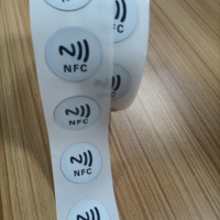 Muestra gratis 13,56 MHz NTAG 213 chip NFC 25mm círculo logotipo personalizado NFC pegatina protocolo iso14443a impresión en color pegatina/etiqueta