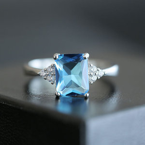 Anello Quadrato con Pietra Arcobaleno, Design Minimalista ed Elegante con Pietra Colorata, Gioiello da Donna per Uso Quotidiano - Product Image 1
