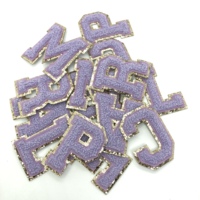 Patchs lettres chenille scintillants couleur personnalisée pour vêtements universitaires, vente chaude, thermocollants, 3D, en feutre durable, brodés, logo OEM, motif cœur et fleur pour chapeaux