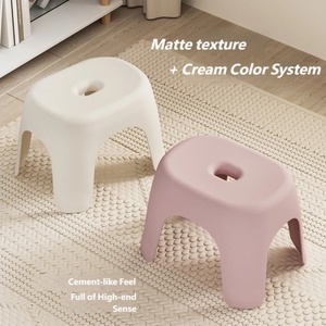 Elegante <span class=keywords><strong>Sgabello</strong></span> Piccolo in Plastica Color Crema Impilabile Antiscivolo con Finitura Opaca per Bagno, Camera da Letto, Soggiorno e Uso Bambini - Product Image 3