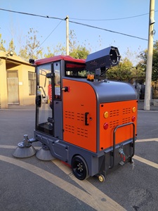 Nettoyeur de sols et de rues industriel G1900 Ride-On, nouvelle génération, haute efficacité, avec système d'aspiration et pistolet à eau haute pression. - Product Image 6