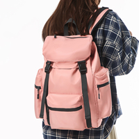 Sac à dos rose pastel avec bretelles en sangle noire : idéal pour le campus, les trajets quotidiens et les sorties décontractées