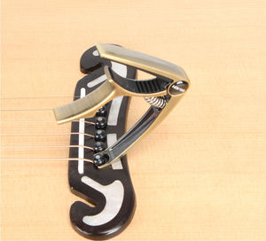 Capo BDJ-56 HEBIKUO para Guitarra, con Acabado Brillante Negro y Removedor de Clavijas Integrado para Guitarra Acústica/Eléctrica - Product Image 6