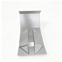 Boîte cadeau rigide magnétique pliable en carton recyclé argenté métallisé avec logo en relief pour l'emballage de bijoux, montres et électronique