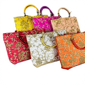 Bolso de Mano RANGRATA, Hecho a Mano en India, de Seda Vintage con Bordado y Perlas, para Bodas, Fiestas de Año Nuevo, Uso Nocturno - Product Image 3