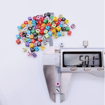Juego de Dados de 6 Caras 100 Piezas Dados acrílicos opacos de 16 mm para Juegos de Mesa, Juegos de Dados, Juegos matemáticos, con Bolsa de Terciopelo de Regalo, 10 Colores (100pcs 16mm Nacarado