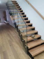 Escalier de luxe à double poutre en acier et bois massif avec garde-corps à câbles et construction durable pour usage intérieur