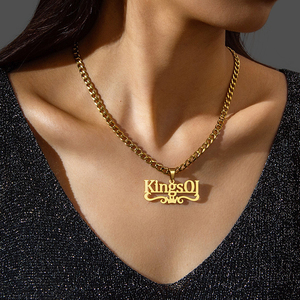 Collier personnalisé avec nom personnalisé Collier pendentif lettre couronne en dentelle Collier en acier inoxydable pour femmes hommes Uionen 2109 - Product Image 1