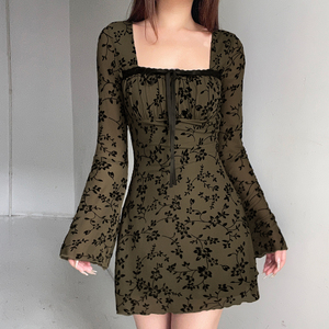 Robe courte vintage française à imprimé floral, col carré, avec dentelle, design froncé et taille à nouer, coupe trapèze pour femme - Product Image 3