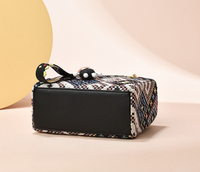 Nuevo Bolso de Hombro para Mujer, Estilo Étnico de Cuero PU, Tejido, Moderno y Popular, con Adornos de Muñecas a la Moda