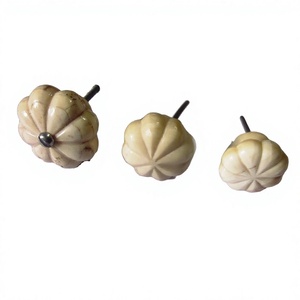 Boutons de commode Shan India rustiques en os, faits à la main, écologiques et durables, en forme de fleur, pour la décoration intérieure - Product Image 1