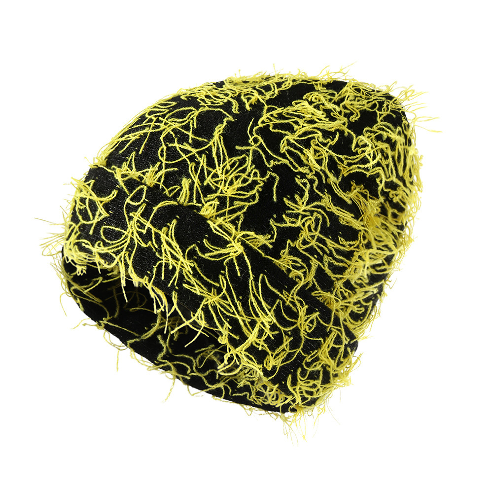 Fond noir, barbe jaune citron.