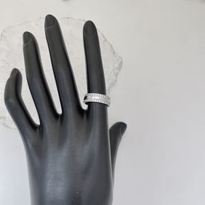 Bague de <span class=keywords><strong>couple</strong></span> haut de gamme en acier inoxydable avec zircon double rangée, micro-incrustation, artisanat de luxe léger, inaltérable, cadeau idéal - Product Image 4