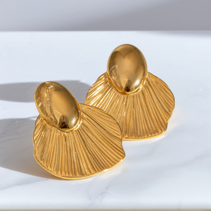 Boucles d'oreilles pendantes en forme de coquille de ventilateur |   Acier inoxydable plaqué or 18K PVD |   Bijoux pour femmes, résistants à la décoloration, imperméables et hypoallergéniques - Product Image 4