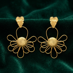 Boucles d'oreilles en laiton faites à la main avec perle en forme de crochet, classiques et unisexes, pour les occasions d'anniversaire - Product Image 3