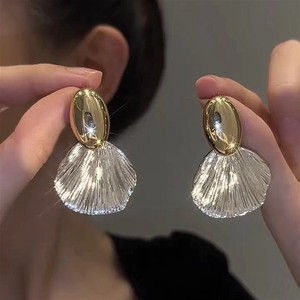 Pendientes colgantes de concha marina texturizados en dos tonos, joyería de metal de lujo, ligera y minimalista, con forma de abanico, para mujer - Product Image 1
