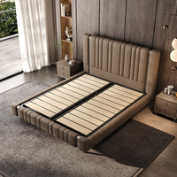 Lit de Luxe Moderne en Cuir Véritable avec Tête de Lit Capitonnée à Canneles Verticales, Lit King Size Rembourré pour Chambre Parentale