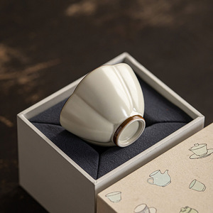 Tasse à thé en céramique blanche Ding Ware, forme irrégulière, porcelaine faite à la main pour le thé de l'après-midi - Product Image 3