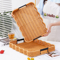 Panier de rangement rectangulaire en PP tressé à bords ondulés avec fonction de drainage pour la cuisine et la salle de bain, idéal pour fruits, pain, gâteaux et présentation de bijoux