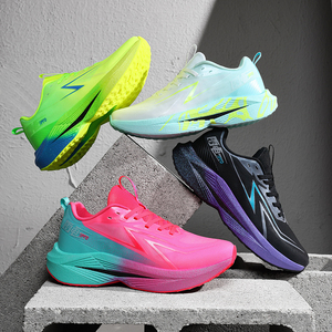 Sneaker confortable et épurée avec des blocs de couleurs vibrantes et un soutien amélioré, conçue pour un usage quotidien et un style polyvalent - Product Image 6