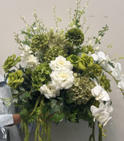 Rangée de fleurs artificielles blanches et vertes style forêt pour allée de mariage, arrangement floral pour décoration d'arche et de fond