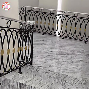 Escalier en marbre blanc naturel sur mesure avec marches en pierre à veines grises naturelles pour développement résidentiel haut de gamme de maisons de luxe - Product Image 5